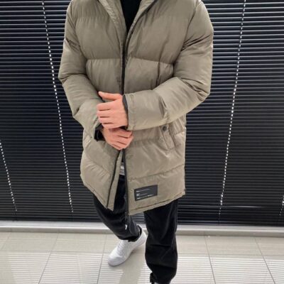 Чоловіча зимова довга стьобана коричнева куртка з капюшоном.