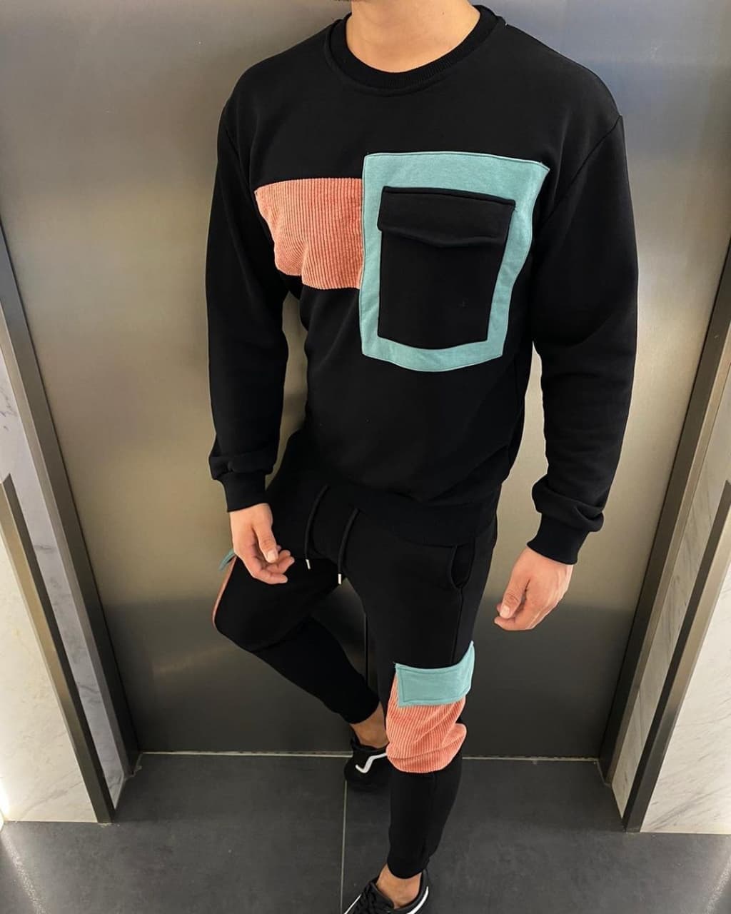 Мужской Черный Спортивный Костюм - Оверсайз с Накладными Карманами и Нашивками (Свитшот + Штаны) Мужской Черный Спортивный Костюм - Оверсайз с Накладными Карманами и Нашивками (Свитшот + Штаны)