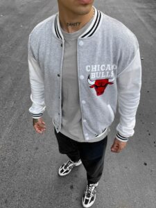 Мужской Серый Бомбер Chicago Bulls на кнопках заклепках - Кофта Чикаго Буллз с Манжетом и Белым рукавом