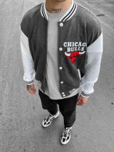 Мужской Бомбер Серый Chicago Bulls на кнопках заклепках - Кофта Чикаго Буллз с Манжетом и Белым рукавом
