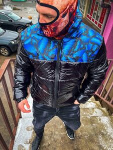 Мужская Стёганная Куртка в Черном Цвете - Укороченный Пуховик с Принтом