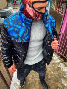 Мужская Стёганная Куртка в Черном Цвете - Укороченный Пуховик с Принтом