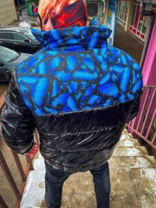 Мужская Стёганная Куртка в Черном Цвете - Укороченный Пуховик с Принтом