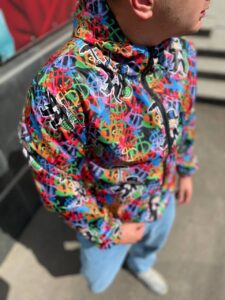 Мужская Ветровка на Манжетах Разноцветного Цвета с Капюшоном - Куртка с Принтом Доллара
