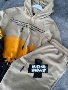 Мужской Спортивный Костюм Бежевый Оверсайз – с Принтомами Надписями на Манжетах (Худи + Штаны)