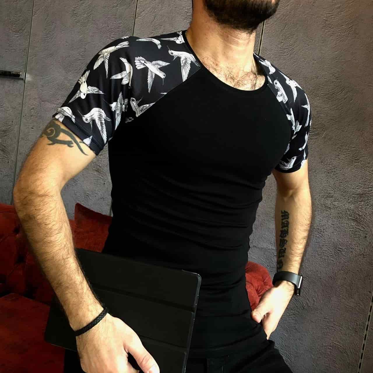 Мужская Базовая Футболка Черная - Облегающая Хлопок в Яркий Принт на Плечах Мужская Базовая Футболка Черная - Облегающая Хлопок в Яркий Принт на Плечах