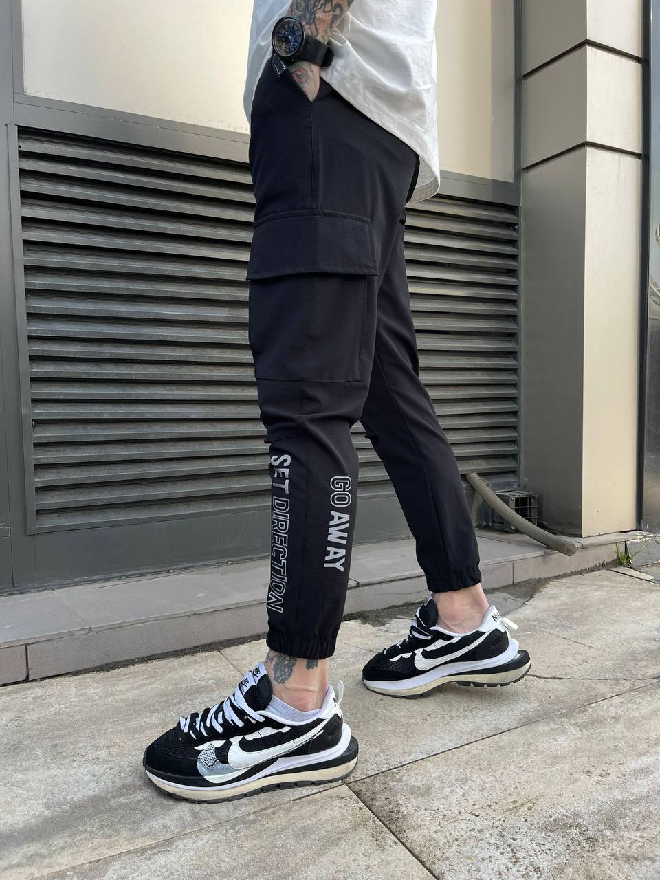 photo_2022-05-16_12-06-56 Мужские Легкие Черные Спортивные Штаны - с Накладными Карманами и Надписями