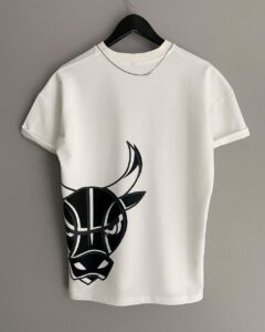 Мужская Белая Оверсайз Футболка с Надписью Chicago Bulls – Чикаго Буллз и Принтом Быка на Спине
