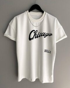 Мужская Белая Оверсайз Футболка с Надписью Chicago Bulls – Чикаго Буллз и Принтом Быка на Спине