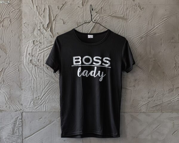 Женская Хлопковая Черная Футболка База - Летняя с Надписью "Boss Lady"