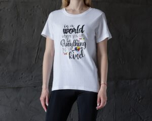 Женская Белая Летняя  Футболка "In a world" из Хлопка с Надписями База