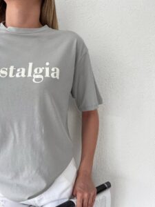 Женская Серая Футболка Оверсайз - Летняя с Удлиненными Рукавами и Надписью Nostalgia