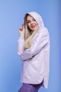 Женский Глянцевый Лиловый Анорак - Ветрозащитный с Капюшоном и Большим Карманом Спереди