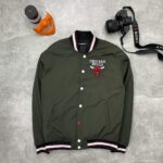 Мужской Бомбер Chicago Bulls – Чикаго Буллз Цвета Хаки Ветрозащитный