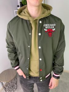 Мужской Бомбер Chicago Bulls – Чикаго Буллз Цвета Хаки Ветрозащитный