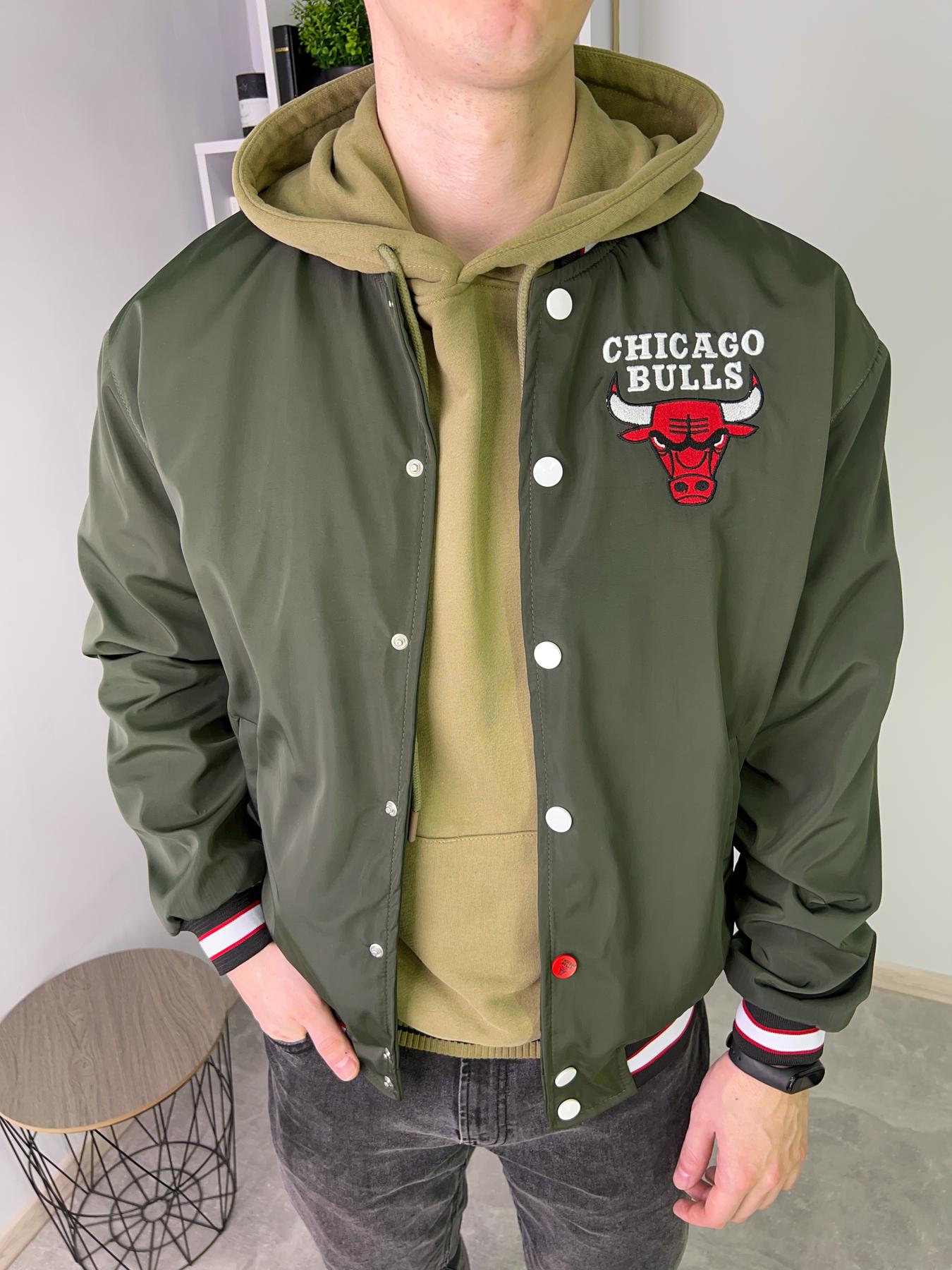 5d6c9b4cee9476cbfd6f Мужской Бомбер Chicago Bulls – Чикаго Буллз Цвета Хаки Ветрозащитный