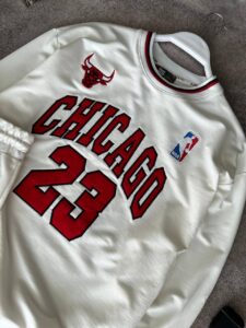 Мужской Белый Спортивный Костюм Chicago Bulls – Чикаго Буллз Коттоновый Оверсайз с Нашивками