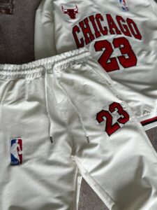 Мужской Белый Спортивный Костюм Chicago Bulls – Чикаго Буллз Коттоновый Оверсайз с Нашивками