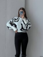 Женский Белый Свитер Укороченный Оверсайз в Принт Узор с Опущенной Линией Плеча