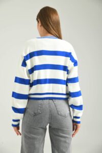 Женский Белый Кроп-Свитер в Синих Полосах Свободного Кроя