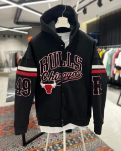 Мужская Утепленная Черная Кофта Оверсайз Chicago Bulls – Чикаго Буллз с Капюшоном на Флисе