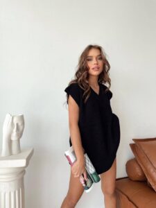 Женский Черный Жилет Вязаный Свободного Кроя с Разрезами по Бокам