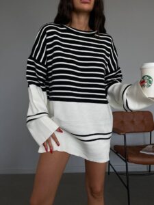 Женский Черно-Белый Свитер в Полосках - Удлиненный Свободного Кроя с Опущенной Линией Плеча