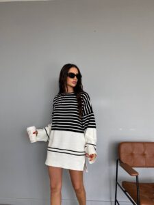 Женский Черно-Белый Свитер в Полосках - Удлиненный Свободного Кроя с Опущенной Линией Плеча
