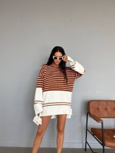 Женский Коричнево-Белый Свитер в Полосках - Удлиненный Свободного Кроя с Опущенной Линией Плеча