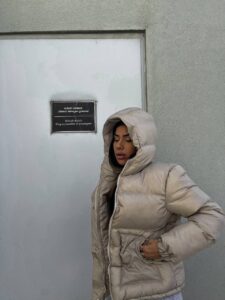 Женская Зимняя Бежевая Куртка - Стеганая с Капюшоном и Карманами