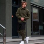 Мужской Теплый Костюм Хаки Свободного Кроя на Флисе с Черными Вставками – Объемное Худи + Штаны Джоггеры
