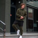 Мужской Теплый Костюм Хаки Свободного Кроя на Флисе с Черными Вставками – Объемное Худи + Штаны Джоггеры