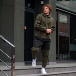 Мужской Теплый Костюм Хаки Свободного Кроя на Флисе с Черными Вставками – Объемное Худи + Штаны Джоггеры