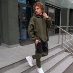 Мужской Теплый Костюм Хаки Свободного Кроя на Флисе с Черными Вставками – Объемное Худи + Штаны Джоггеры