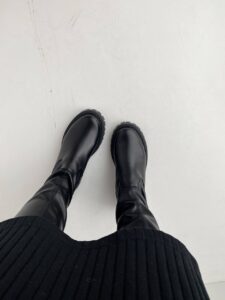 Женские Демисезонные Черные Сапоги Ботфорты - Высокие из Натурально Кожи с Байкой
