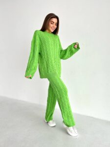 Женский Теплый Вязаный Салатовый Костюм Оверсайз с Рельефным Узором Косичка (Свитер + Штаны)