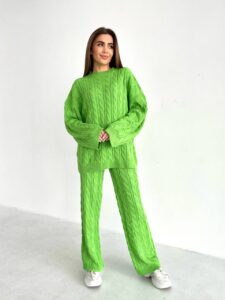 Женский Теплый Вязаный Салатовый Костюм Оверсайз с Рельефным Узором Косичка (Свитер + Штаны)