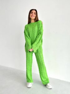 Женский Теплый Вязаный Салатовый Костюм Оверсайз с Рельефным Узором Косичка (Свитер + Штаны)