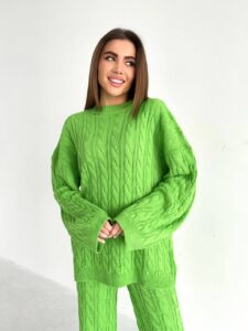 Женский Теплый Вязаный Салатовый Костюм Оверсайз с Рельефным Узором Косичка (Свитер + Штаны)