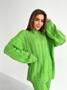 Женский Теплый Вязаный Салатовый Костюм Оверсайз с Рельефным Узором Косичка (Свитер + Штаны)