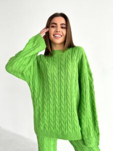 Женский Теплый Вязаный Салатовый Костюм Оверсайз с Рельефным Узором Косичка (Свитер + Штаны)