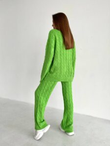 Женский Теплый Вязаный Салатовый Костюм Оверсайз с Рельефным Узором Косичка (Свитер + Штаны)