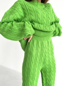 Женский Теплый Вязаный Салатовый Костюм Оверсайз с Рельефным Узором Косичка (Свитер + Штаны)