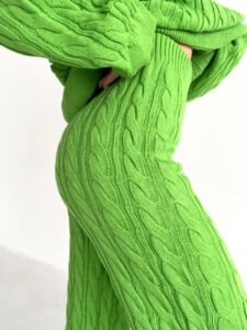 Женский Теплый Вязаный Салатовый Костюм Оверсайз с Рельефным Узором Косичка (Свитер + Штаны)