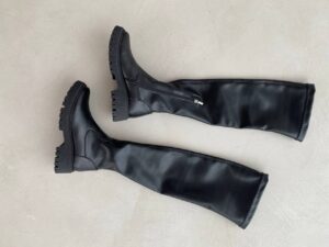 Женские Демисезонные Черные Сапоги Ботфорты - Высокие из Натурально Кожи с Байкой