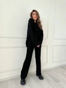 Женский Теплый Вязаный Черный Костюм Оверсайз с Рельефным Узором Косичка (Свитер + Штаны)