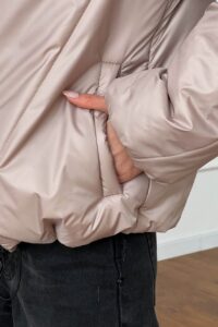 Женская Демисезонная Бежевая Куртка Сия - Прямого Кроя на Молнии с Высоким Воротником Стойкой