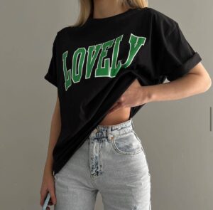 Женская Черная Футболка Оверсайз с Принтом Надписью "Lovely"