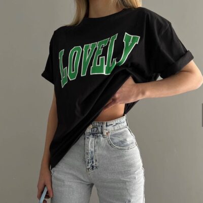 Женская Черная Футболка Оверсайз с Принтом Надписью "Lovely"