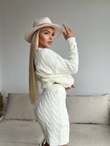 Женский Вязаный Белый Костюм с Рельефным Узором Косичка - Свитер + Юбка Мини